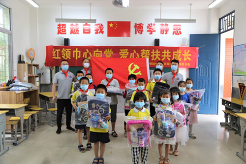 紅領(lǐng)巾心向黨，愛(ài)心幫扶共成長(zhǎng)，開(kāi)展愛(ài)心助學(xué)捐贈(zèng)活動(dòng)